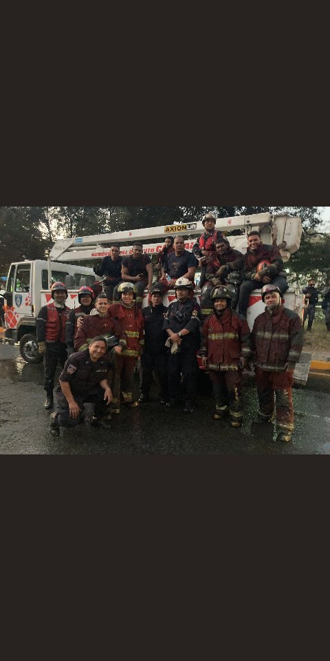 schnydersec's tweet photo. Al final del día verdaderos héroes, sacando la cara sin importar que arriesgan su vida por un salario de 5$ al mes, tras el incendio en Bello Monte bodegón Cine Citta https://t.co/Vswi90IbqI