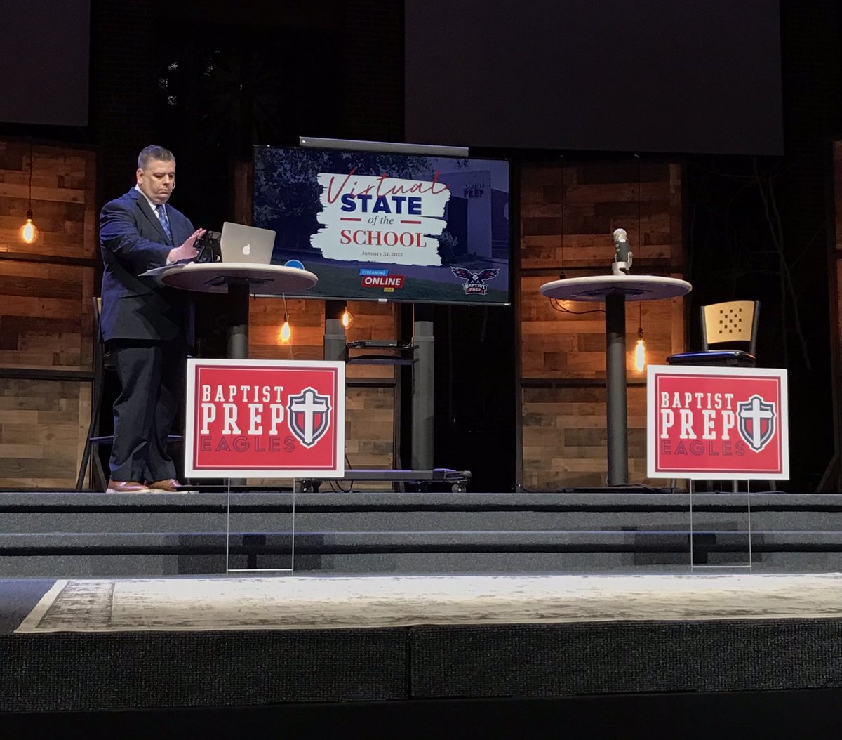 LIVEEEE FROM LITTLE ROCK, IT’S MONDAY NIGHTTT #BPEAGLES