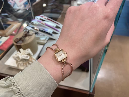 kyoeico's tweet photo. こんにちは。丸善日本橋店1階時計売り場です。
本日はヴィンテージウォッチをご紹介致します。
OMEGA/オメガ

ピンクゴールドで肌なじみが良く、洋服にも合わせやすいです。
現在のOMEGAロゴと違い少し丸っぽくなっていてヴィンテージウォッチ感を楽しむこともできます。

#丸善日本橋店 #時計 #オメガ https://t.co/Y6InQYx0Rc