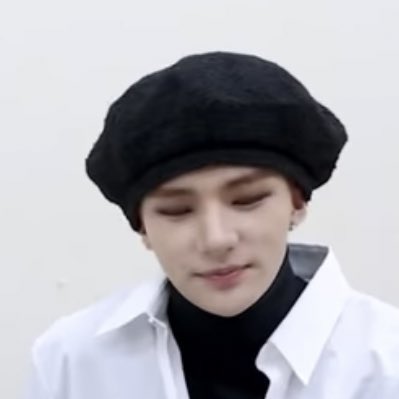 hwhyunjins's tweet photo. HIS HAIR????? https://t.co/ONL5bPXUXD