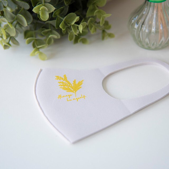 おはよううございます☀

最近なんにでもチーズをのせて食べる中の人です🧀
チーズってなんであんなに美味しいんですかね、手が止まりません

さてさて！
今日はこちら！
黄色い可愛らしい植物柄です～！✨✨
(けしてチーズに引っ張られた訳ではありません🧀🧀🧀)
definitive.theshop.jp