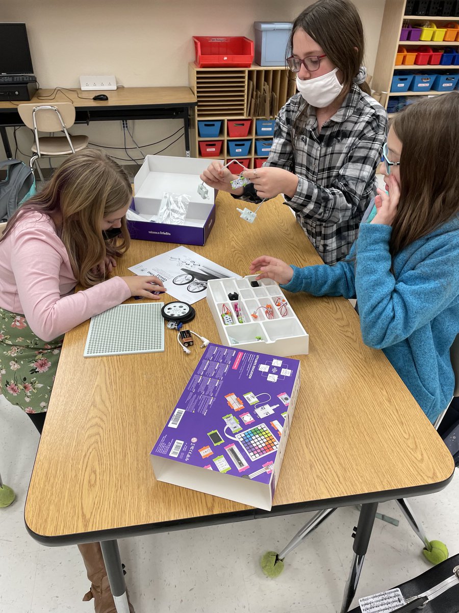 Diaz_STEMbotics's tweet photo. Students building a self driven vehicle with the ⁦@littleBits⁩ STEM kit. Nice work. ⁦@Sphero⁩ https://t.co/zbehWcihib