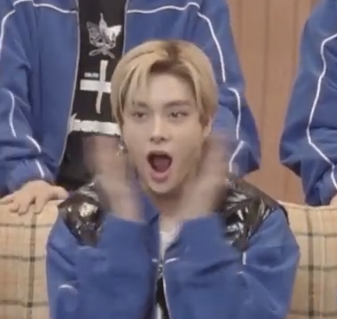 เด็กหนอ ตื่นเต้นดีใจก็ชอบทำหน้างี้ 55555