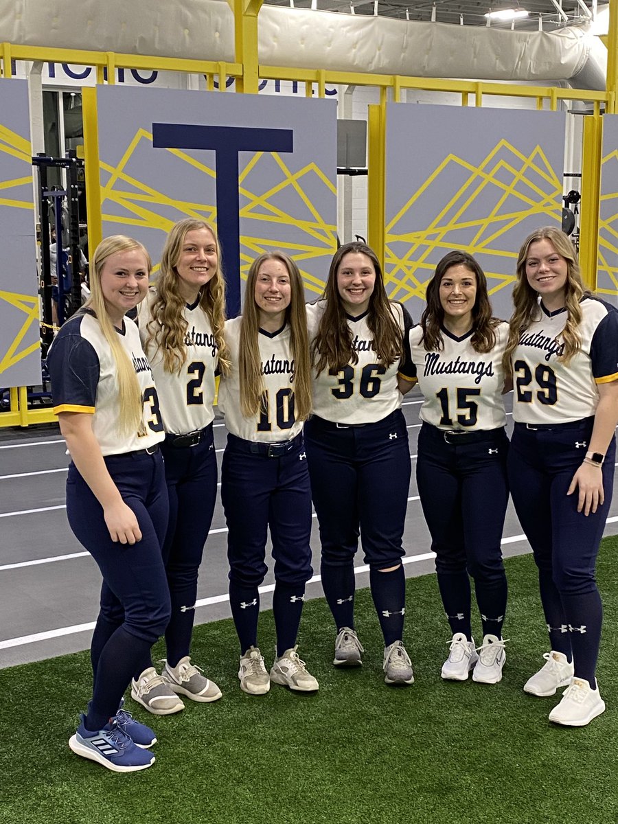 MMUSoftball's tweet photo. 4 great classes, 1 awesome team!!
#packapunch #photoday. https://t.co/9qWQHyWjfO