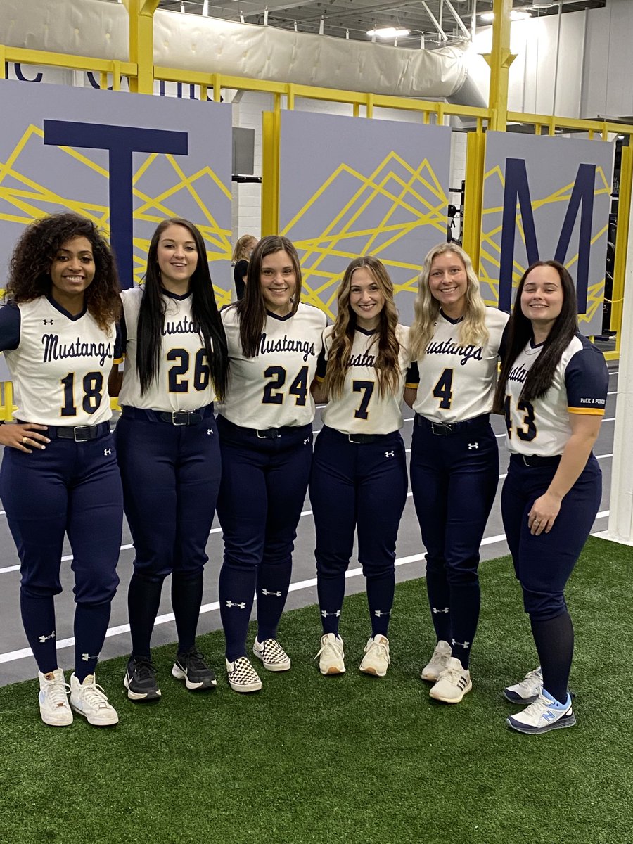 MMUSoftball's tweet photo. 4 great classes, 1 awesome team!!
#packapunch #photoday. https://t.co/9qWQHyWjfO