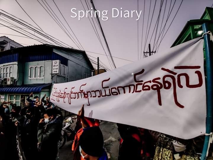 LinnKha03495815's tweet photo. On February 1,To mark a full year under terrorist military coup, Mandalay coalition forces marched in full force in defiance of the dictatorial regime .

#SilentStrike
#RedCampaign_1YearOfRevolution
#2022Feb1Coup
#WhatsHappeningInMyanmar https://t.co/YZZfX5kFKe