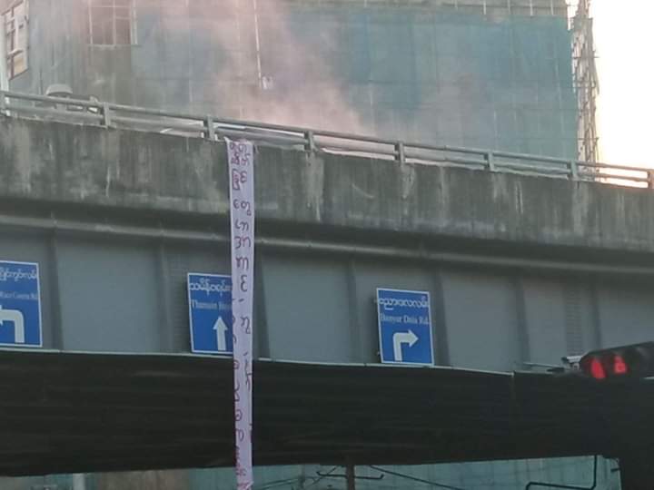 miN13700's tweet photo. All Burma Federation of Student Unions, NDOPSC &amp; activists launched a campaign against military dictatorship by hanging a banner on the Shwegondaing Overpass in Yangon on the early morning of Feb1
#RedCampaign_1YearOfRevolution
#2022Feb1Coup #SilentStrike
#WhatsHappeningInMyanmar https://t.co/1NpWxltfpL