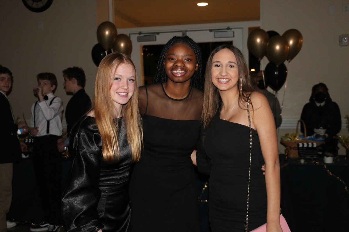 stdavidsschool's tweet image. ❄️ Over the weekend, our MS &amp;amp; US students finally enjoyed their #Winterfest2022 dances. We are so thankful these traditions continue! ❄️ #sdsw