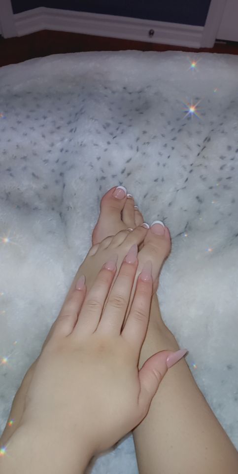 AmyAmouraa's tweet photo. Nails ✔ Toes ✔ All ready for work on Wednesday🌸 

#footfetish #feetworshippers #feetworshi̇p #bodytobodymassage https://t.co/839FFPSHn6