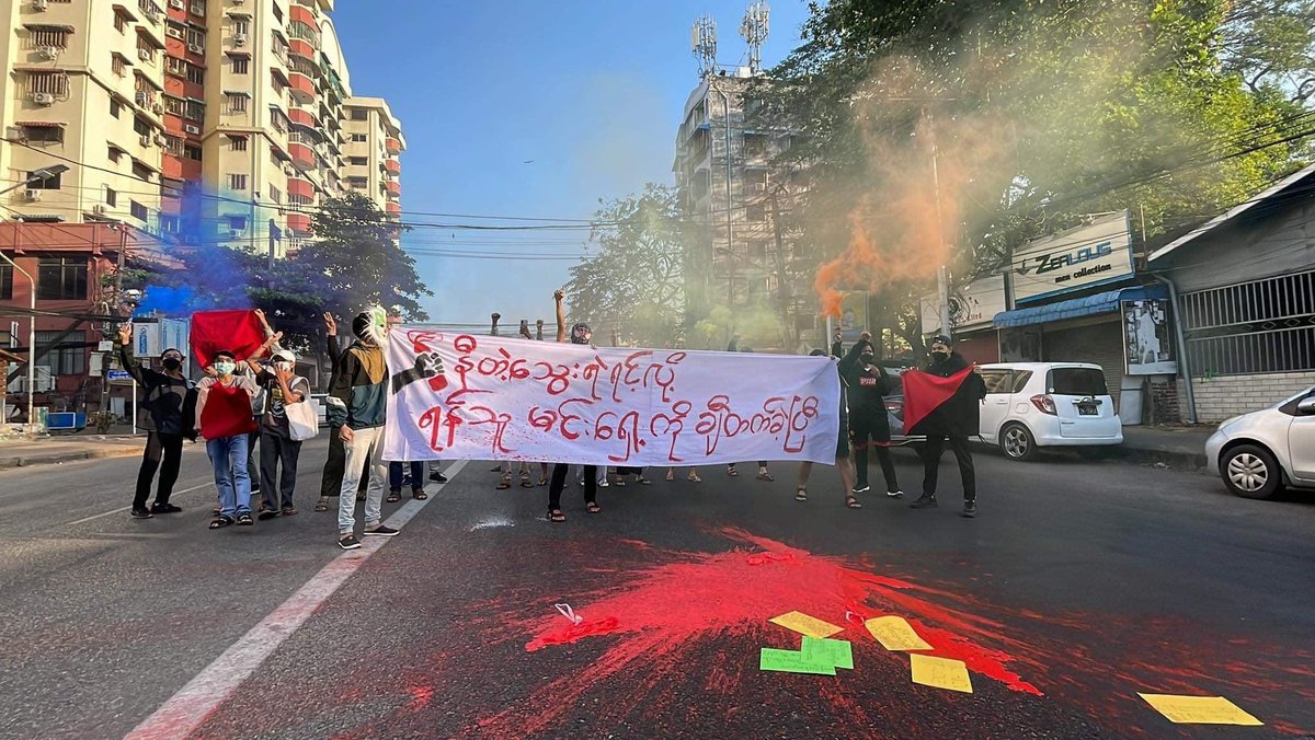 TTFR__Myanmar's tweet photo. It has been one year that our country has been seized. Powerful General Strike Committee took to the streets of Yangon by hanging the banner “ နီတဲ့သွေးရဲရင့်လို့ ရန်သူမင်းရှေ့ကို ချီတက်ခဲ့ပြီ” . #SilentStrike
#RedCampaign_1YearOfRevolution
#2022Feb1Coup
#WhatsHappeningInMyanmar https://t.co/sImrMGe1x0
