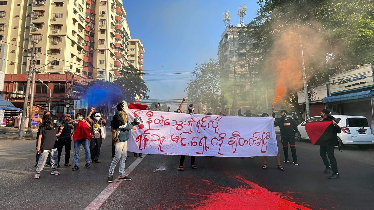 TTFR__Myanmar's tweet photo. It has been one year that our country has been seized. Powerful General Strike Committee took to the streets of Yangon by hanging the banner “ နီတဲ့သွေးရဲရင့်လို့ ရန်သူမင်းရှေ့ကို ချီတက်ခဲ့ပြီ” . #SilentStrike
#RedCampaign_1YearOfRevolution
#2022Feb1Coup
#WhatsHappeningInMyanmar https://t.co/sImrMGe1x0