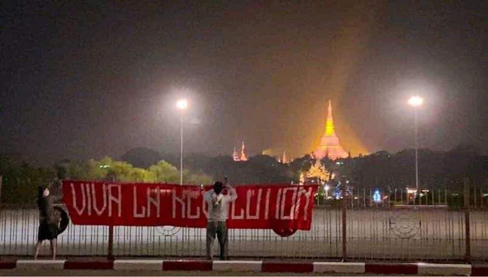 TTFR__Myanmar's tweet photo. The anti-military dictatorship banners were hung by the powerful youths from Yangon and Mandalay to overthrow the military dictatorship. #SilentStrike
#RedCampaign_1YearOfRevolution
#2022Feb1Coup
#WhatsHappeningInMyanmar https://t.co/MH96fFpVn2