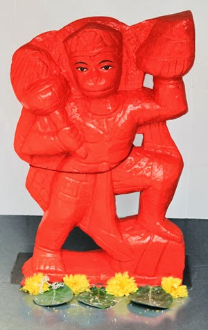 GuruSevak1020's tweet photo. Once after bathing, Sita applied sindur on Her forehead. When श्री हनुमान asked Her reason She replied that it prolongs your Master's life

This influenced Hanuman so greatly that He smeared sindur over His entire body

श्री राम  was extremely pleased &amp; bestowed him immortality https://t.co/amospEOqmc