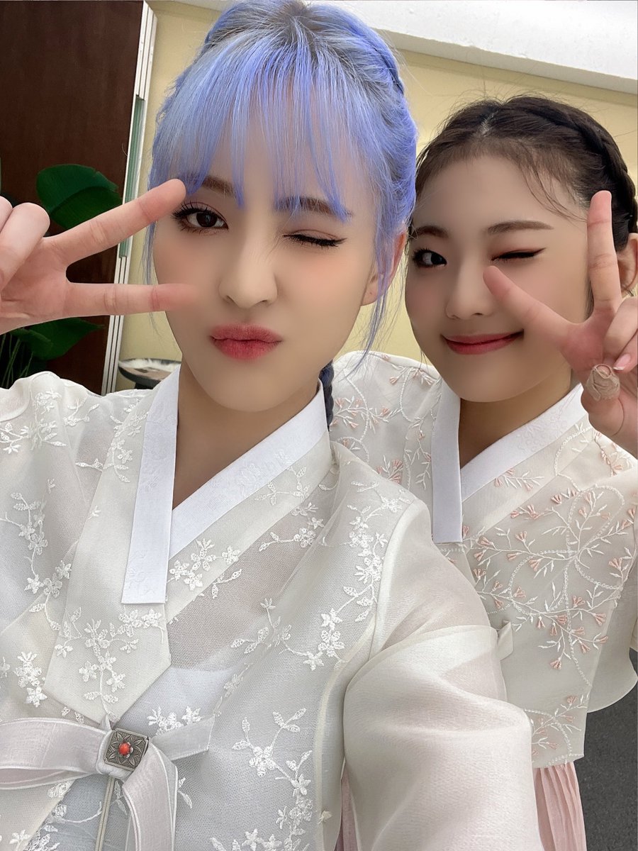 H1KEY_official's tweet photo. [📷] 2022 설

💜💚❤️💙

#H1KEY #하이키 
#SEOI #RIINA #YEL #SITALA 
#서이 #리이나 #옐 #시탈라 #GORUN https://t.co/H6NiDcQTbq