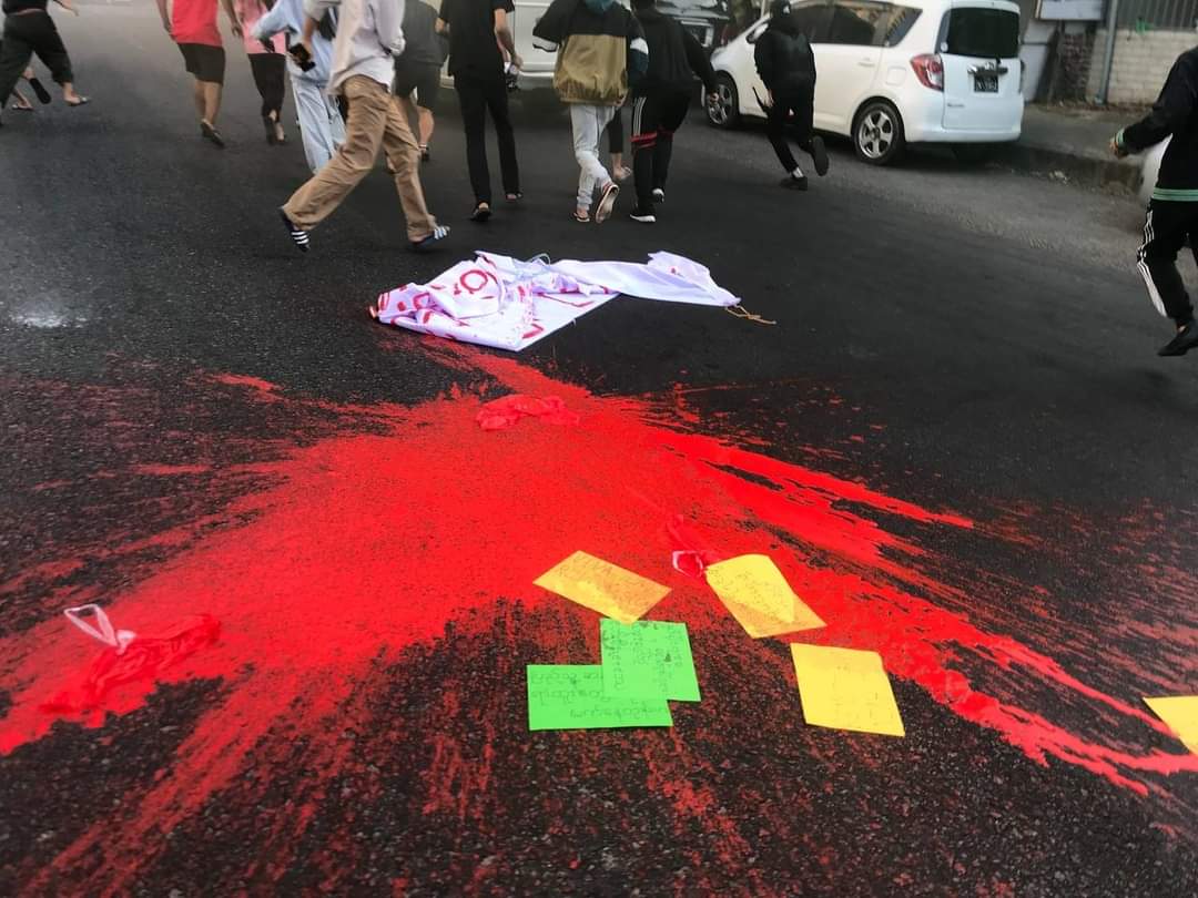 KaungKhantHto10's tweet photo. Guerrilla Strike &amp; Red Campaingn led by #Kyimyintine Youths' Strike Committee, was staged this morning to mark  full year under the military regime.

#SilentStrike
#RedCampaign_1YearOfRevolution
#2022Feb1Coup
#WhatsHappeningInMyanmar https://t.co/EnDms5qSWi