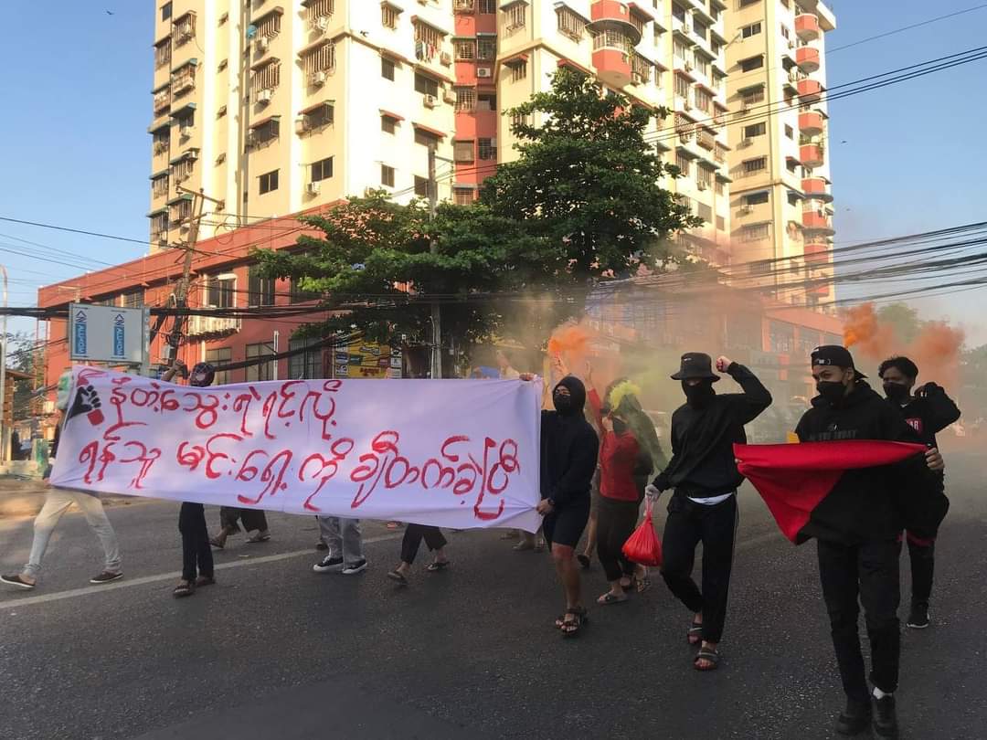 KaungKhantHto10's tweet photo. Guerrilla Strike &amp; Red Campaingn led by #Kyimyintine Youths' Strike Committee, was staged this morning to mark  full year under the military regime.

#SilentStrike
#RedCampaign_1YearOfRevolution
#2022Feb1Coup
#WhatsHappeningInMyanmar https://t.co/EnDms5qSWi