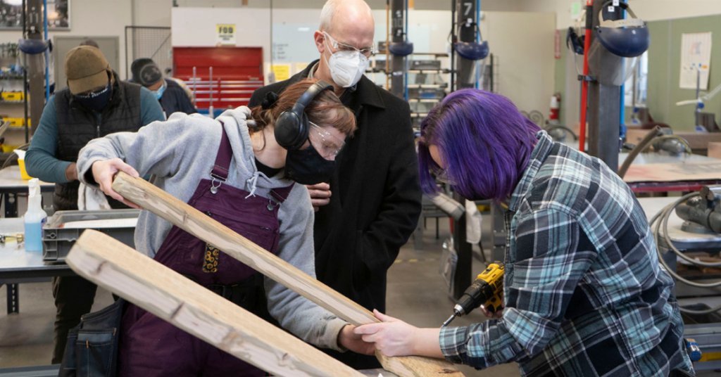 MyLynnwoodNews's tweet photo. U.S. Rep. Larsen visits Edmonds College Construction pre-Apprenticeship Program https://t.co/ihavjUUmbT https://t.co/yCrkNJwHPl