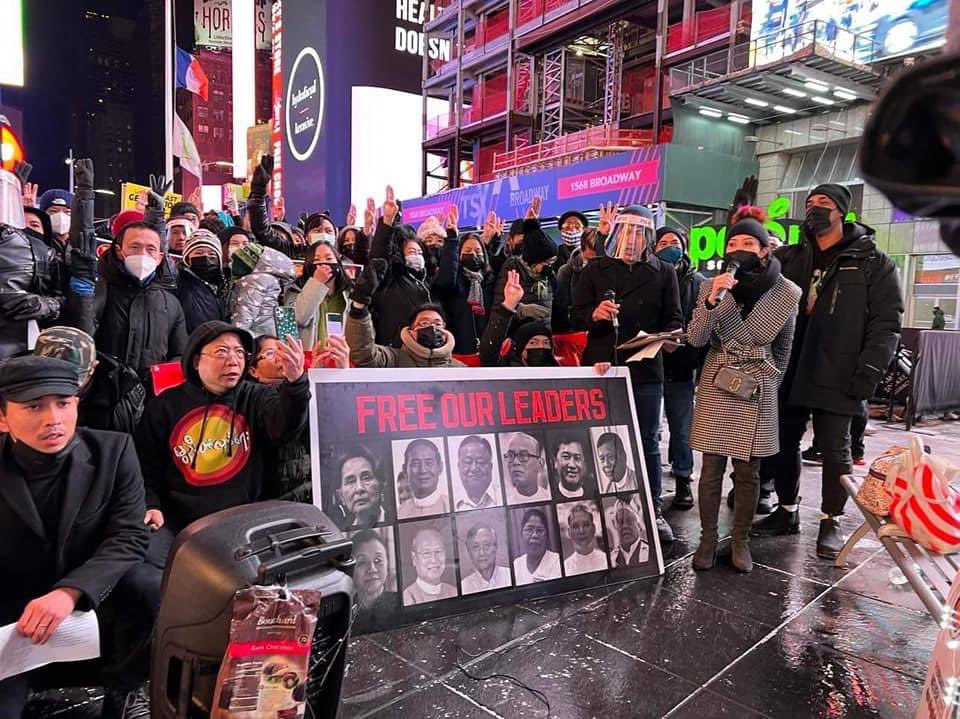 katycho22222's tweet photo. Myanmar nationalities and ethnic communities rallied in #NewYork to show their support towards #AungSanSuuKyi and participated in anti-dictatorship protest by wearing black shirts.
🇺🇸🙏🏽🇲🇲
#SilentStrike 
#RedCampaign_1YearOfRevolution 
#2022Feb1Coup #WhatsHappeningInMyanmar https://t.co/WovGjXkJ01