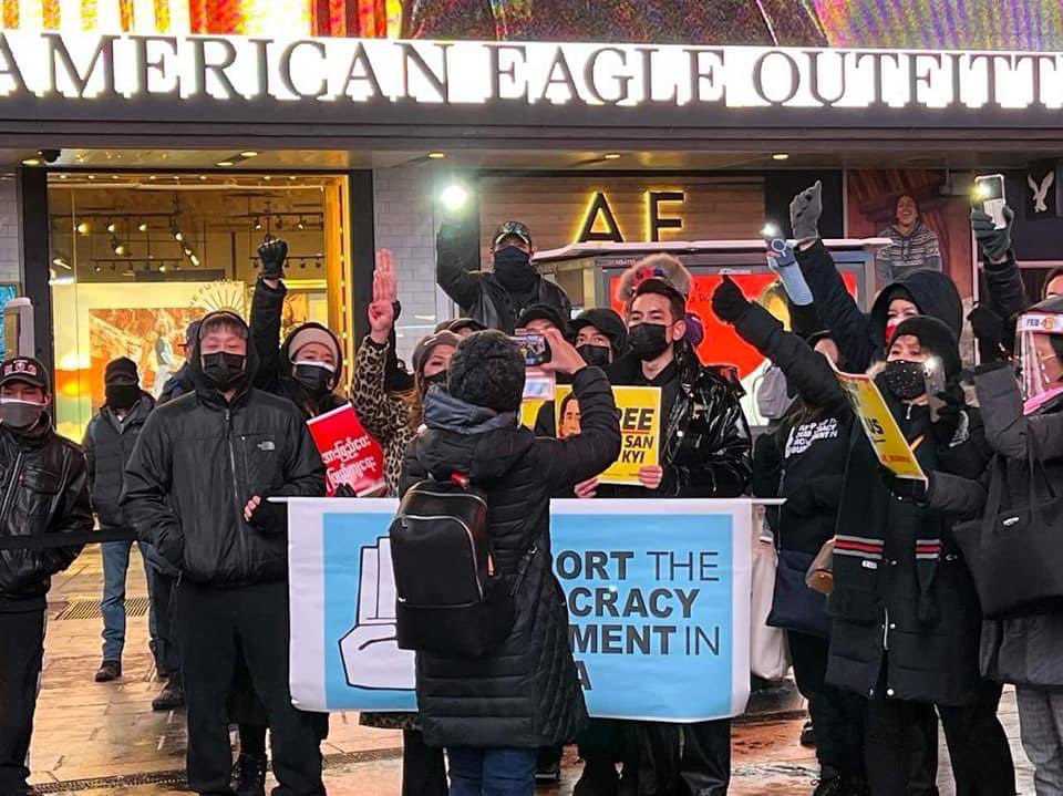 Myanmar nationalities and ethnic communities rallied in #NewYork to show their support towards #AungSanSuuKyi and participated in anti-dictatorship protest by wearing black shirts.
🇺🇸🙏🏽🇲🇲
#SilentStrike 
#RedCampaign_1YearOfRevolution 
#2022Feb1Coup #WhatsHappeningInMyanmar