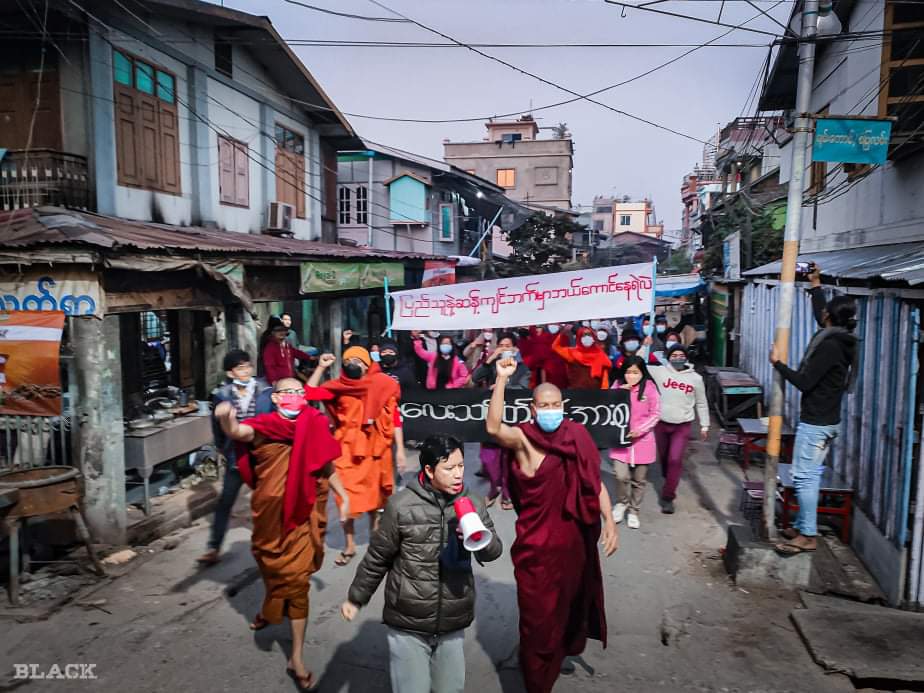 _aye_chan_oo's tweet photo. The energetic anti-coup morning strike of #Mandalay.

#SilentStrike
#RedCampaign_1YearOfRevolution
#2022Feb1Coup
#WhatsHappeningInMyanmar https://t.co/hV378Bk1s5