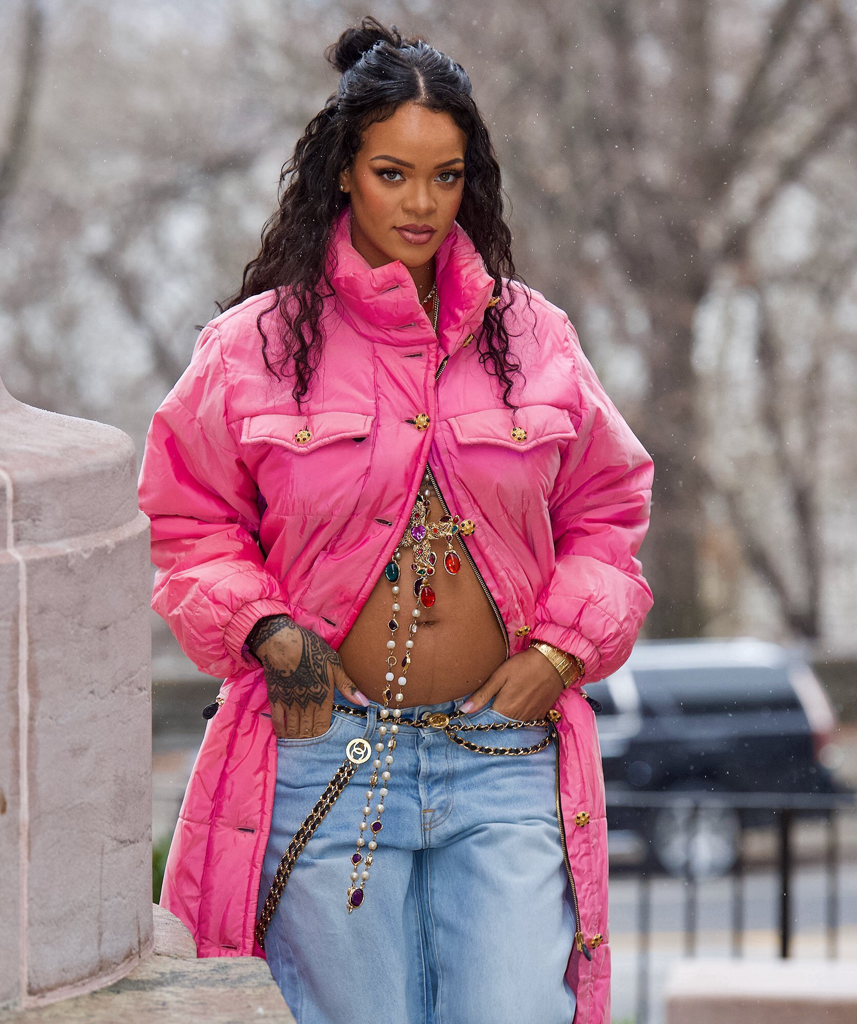 Jolegend Slaydangal on X: POP EMERGENCY 🚨 Rihanna stepped out in