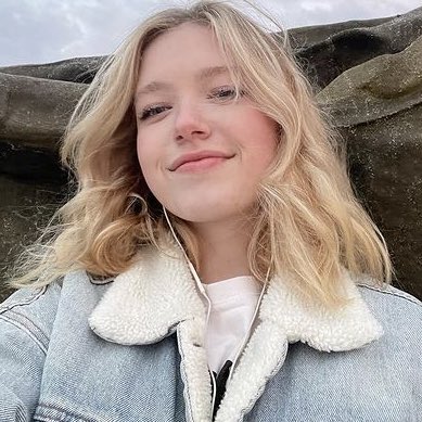 thinkershayr's tweet photo. she’s so pretty https://t.co/UN6pwFlVr4