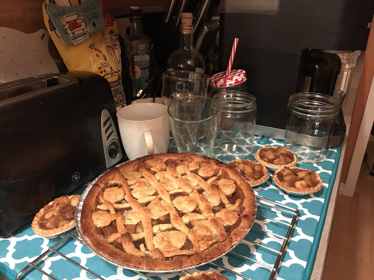whimgrrl's tweet image. So, someone made a pie when I wasn’t looking. There was only one shell in double deep dish pie shell box. This is mysterious! Who was visiting? 

I resorted to smushing up tart shells to make some kind of lattice.

This is my approach to life. Wonky and cheap #diynot