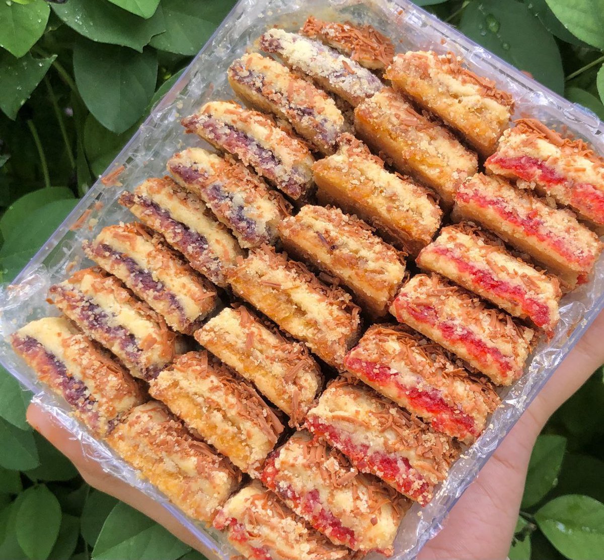 inaysez's tweet image. 𝗘𝗮𝘁𝗶𝗻𝗴 𝗴𝗼𝗼𝗱 𝗳𝗼𝗼𝗱 𝗶𝘀 𝗺𝘆 𝗳𝗮𝘃𝗼𝘂𝗿𝗶𝘁𝗲 𝘁𝗵𝗶𝗻𝗴 𝗶𝗻 𝘁𝗵𝗲 𝘄𝗼𝗿𝗹𝗱

🛒: linktr.ee/iracaves

♡- Cheesebar Ketagih
24 bars - RM23

🧚Cair di mulut
🧚Hirisan keju rangup

4 Flavours to choose
💭Strawberry
💭Blueberry
💭Pineapple
💭Campur