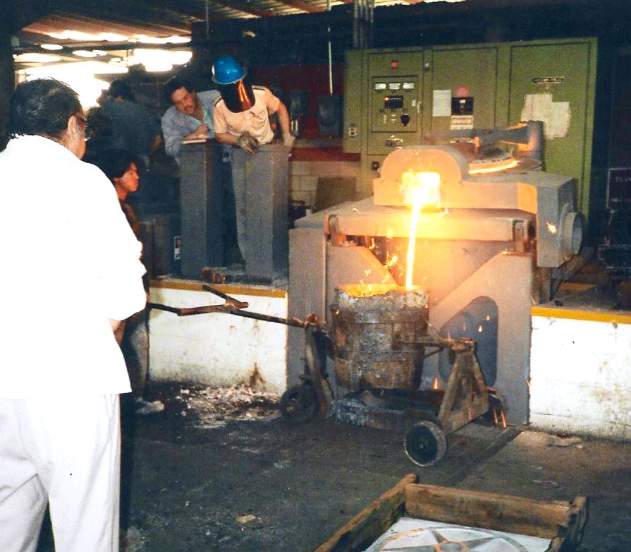 FundicionGamboa's tweet photo. Horno de Inducción Induction Furnace @InductothermUSA https://t.co/3E1Hg8VF0x
