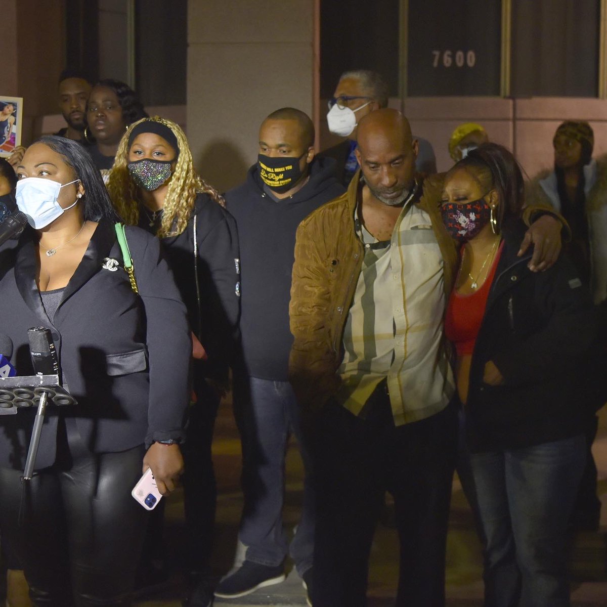 CommunityBuildi's tweet image. CBI President Robert Sausedo along with Social Activist Najee Ali stood with the family and friends of 16-year old Tioni Theus, who was murdered on January 8. The number for the anonymous tip line is (888) 412-7463 🙏🏽❤️ #california #tipline #tionitheus #community