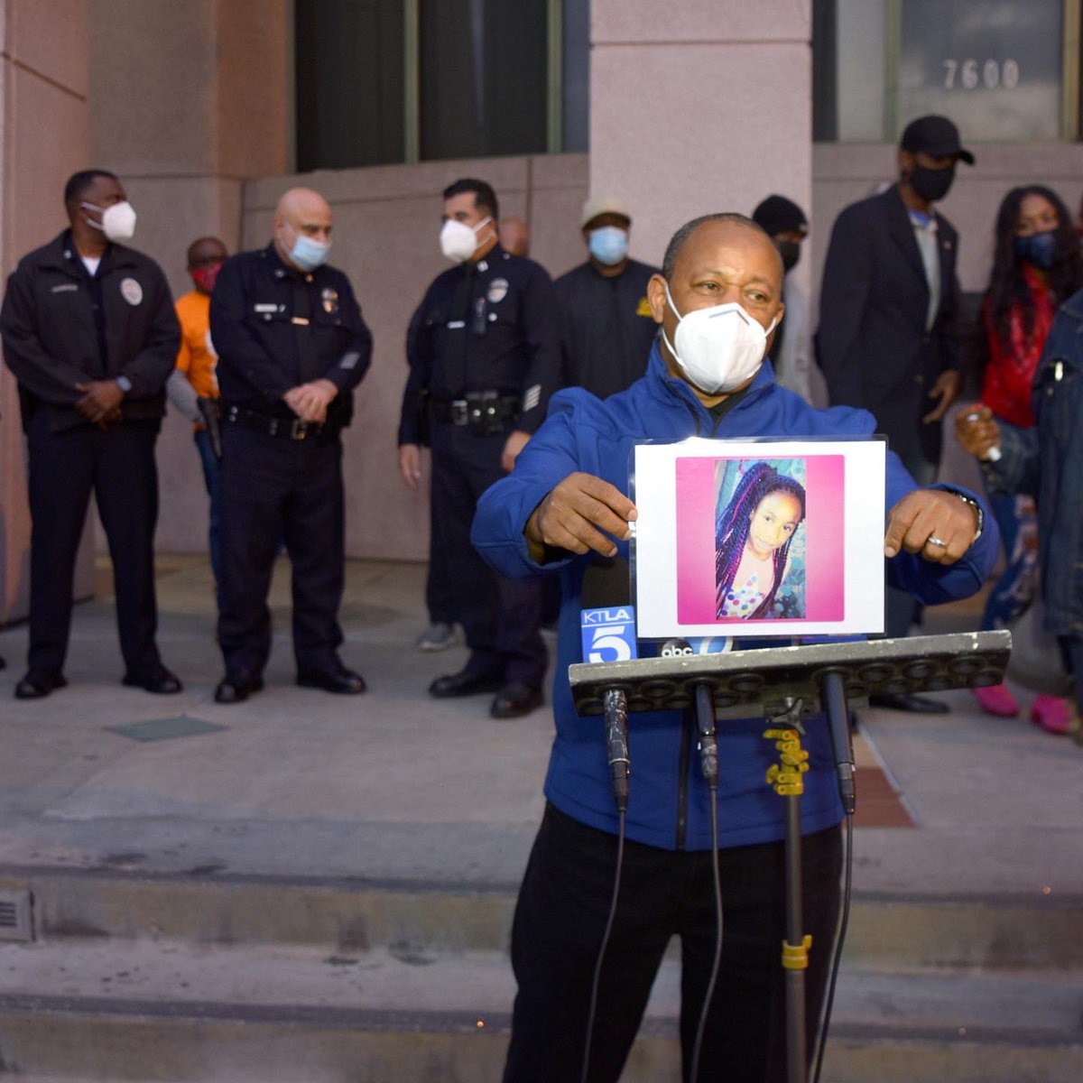 CommunityBuildi's tweet image. CBI President Robert Sausedo along with Social Activist Najee Ali stood with the family and friends of 16-year old Tioni Theus, who was murdered on January 8. The number for the anonymous tip line is (888) 412-7463 🙏🏽❤️ #california #tipline #tionitheus #community