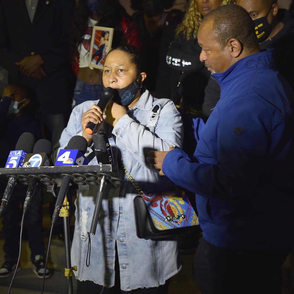 CommunityBuildi's tweet image. CBI President Robert Sausedo along with Social Activist Najee Ali stood with the family and friends of 16-year old Tioni Theus, who was murdered on January 8. The number for the anonymous tip line is (888) 412-7463 🙏🏽❤️ #california #tipline #tionitheus #community