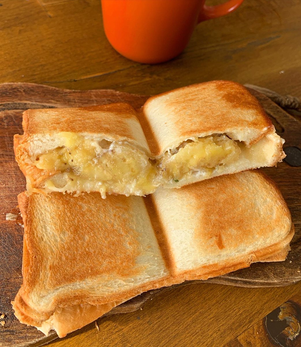 キャラメルバナナにローズマリー。ローズマリーはベランダで冬でもどんどん伸びている。 #ホットサンド頼り 