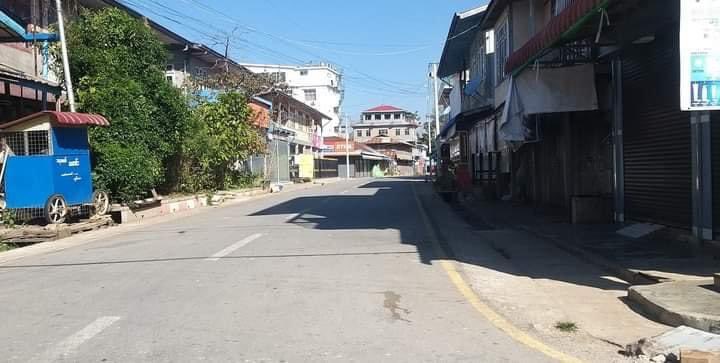 katycho22222's tweet photo. Streets and markets are empty as protesters hold #SilentStrike in #Loikaw town,the capital of Kayah State,by defying #Junta’s oppression.🤐
#2022Feb1Coup
#RedCampaign_1YearOfRevolution 
#WhatsHappeningInMyanmar https://t.co/oL5KHeW2w5