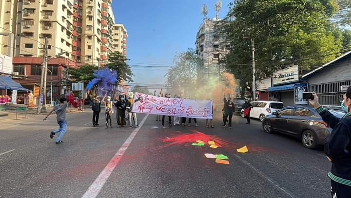 b3rry_y's tweet photo. Guerrilla protest of Kyimyindaing Strike Committee and Students Union in Yangon marched this morning.We will be fighting until the end.Junta terrorists must be defeated.

#RedCampaign_1YearOfRevolution
#2022Feb1Coup #SilentStrike
#WhatsHappeningInMyanmar https://t.co/bkQ77RphoJ