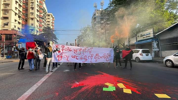 b3rry_y's tweet photo. Guerrilla protest of Kyimyindaing Strike Committee and Students Union in Yangon marched this morning.We will be fighting until the end.Junta terrorists must be defeated.

#RedCampaign_1YearOfRevolution
#2022Feb1Coup #SilentStrike
#WhatsHappeningInMyanmar https://t.co/bkQ77RphoJ