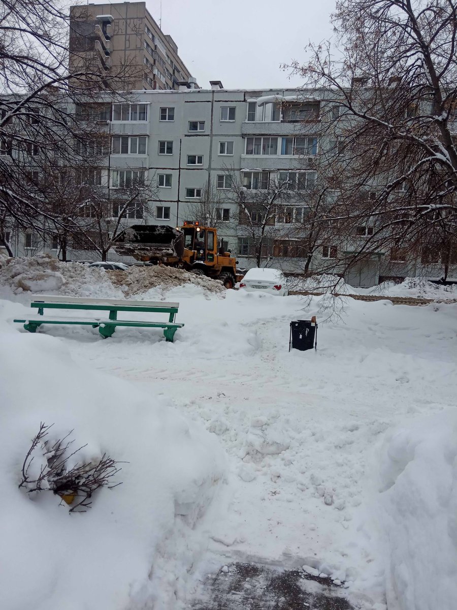 31.01.2022 Техника чистит дороги возле дома Туполева 2