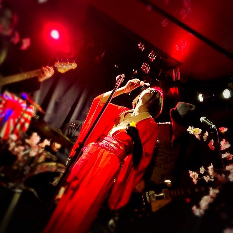 tomas69b's tweet photo. スラッピングヘッド
"SUNDAYNIGHTMARE"
ルナティック雑伎團🦇
今年のライブ初め⚡️
極丸様の石鹸玉初め✨
皆々様ありがとうございました♪
またお会いしせう
#lunaticcircus🦇 #eccentricpunk #sundaynightmare #slapinghead https://t.co/0qxJd7wS7R