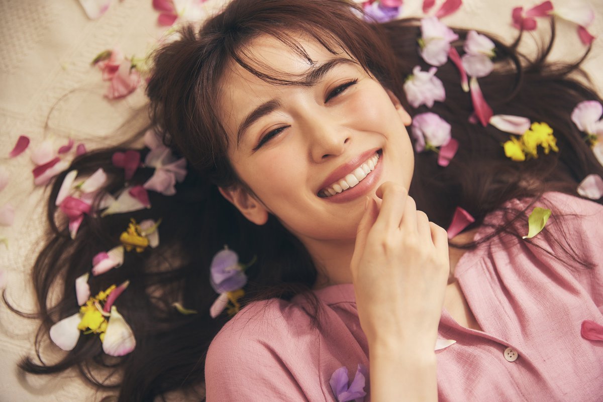 Stola_official's tweet photo. 泉里香さんの新連載
「キレイの秘密、幸せのレシピ」
を記念し、毎月着用アイテムが当たる
プレゼント企画を行います💐
ㅤ
今月は
① @stola_official をフォロー
② この投稿を引用RTの上、コメントで希望のサイズを記入
で応募完了！
ㅤ
沢山のご応募お待ちしております☺︎
ㅤ
#Stola. #ストラ https://t.co/umO5GxrPmK