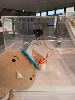 coppy_jxnmm's tweet photo. 今日はSQUARE LABの展示を紹介するドウ!これは銅で作った折り鶴だドウ!JX金属の圧延銅箔はとても折り曲げに強いんだドウ!実はみんなのスマホの中にもきっと入っているんだドウ^^
#製品紹介 #JX金属PR大使 #SQUARELAB #JX金属 https://t.co/7hcZNdxLAl