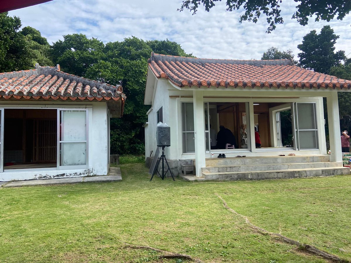 kojakeishun's tweet photo. 神人から御神酒❣️

久高島留学生も元気でカチャーシ〜を皆で踊ってました。

今年も皆様が素晴らしい年になる事を心からウートート❣️

神々に心から感謝申し上げます。

明日は奥武島うみんちゅの初興しに参加です。 https://t.co/XS8XXeevSD