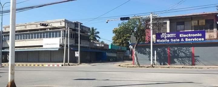 pzl_jourlm's tweet photo. #Loikaw : That's a silent strike in unison of civilians, houses, shops, roads and everything against fascist regime .

#WhatsHappeningInMyanmar 
#2022Feb1Coup #SilentStrike 
#RedCampaign_1YearOfRevolution https://t.co/onrihYSdnu