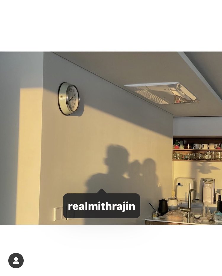 icaruswalksnet's tweet photo. dahyunkwon IG
I don't know where Eden and I look alike.
EDEN and I have the same hands and feet.
It's fascinating~ 😂.
#MyHouse #Shadow #Similar #ThreeofUs #LetsGetAlong #❤️
#MITHRAJIN #미쓰라진
#EPIKHIGH #에픽하이 https://t.co/AwjxY9xGtP