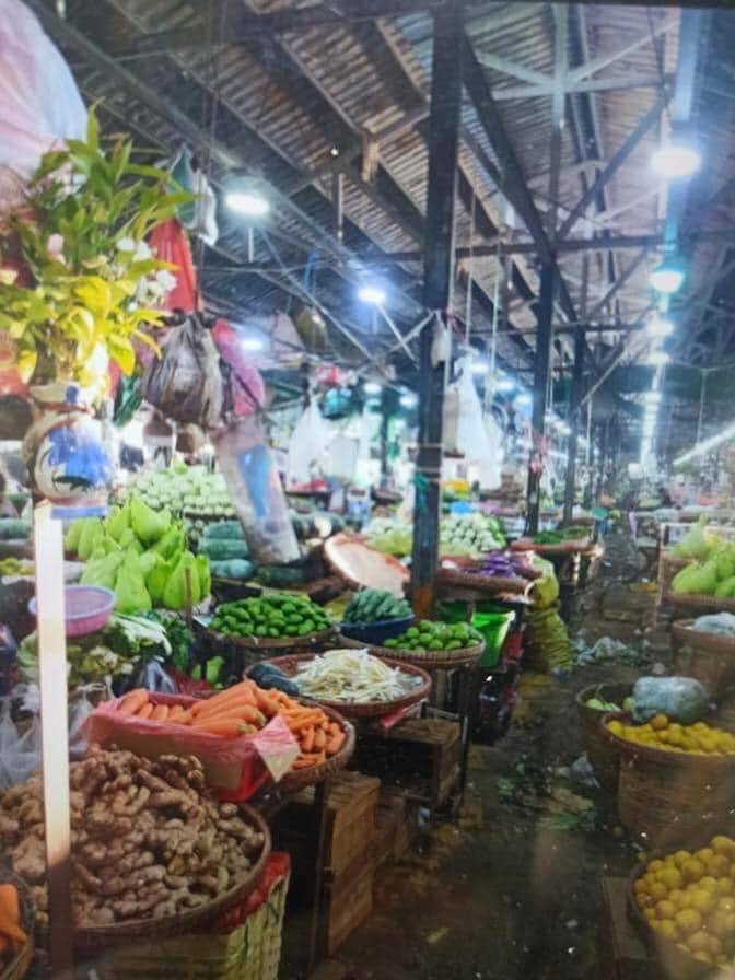Shops were forced to open,but there were no shoppers at Thirimingalar Market,Yangon Division.

The shops were ordered to open.
Military Council think Silent Strike will break.#2022Feb1Coup #WhatsHappeningInMyanmar