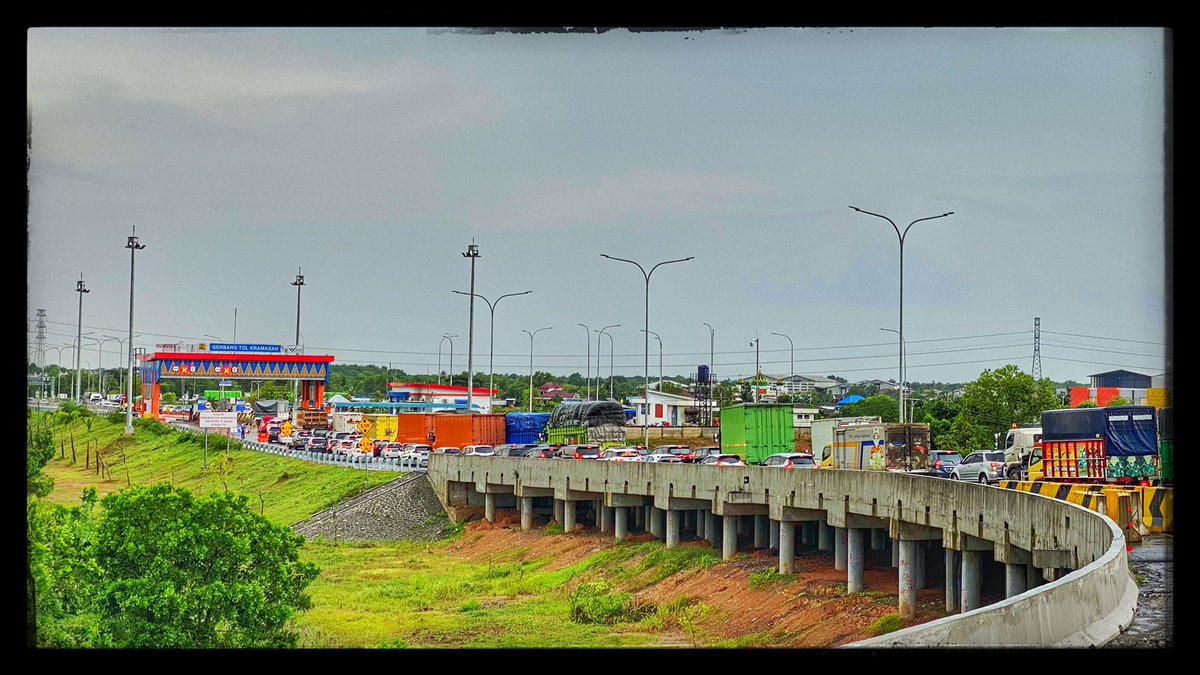 Jobi_Triananda's tweet photo. Macet panjang di Gerbang Tol Kramasan… Pintu pembayaran nya sdg dlm perbaikan. https://t.co/n7FXrOlcTh