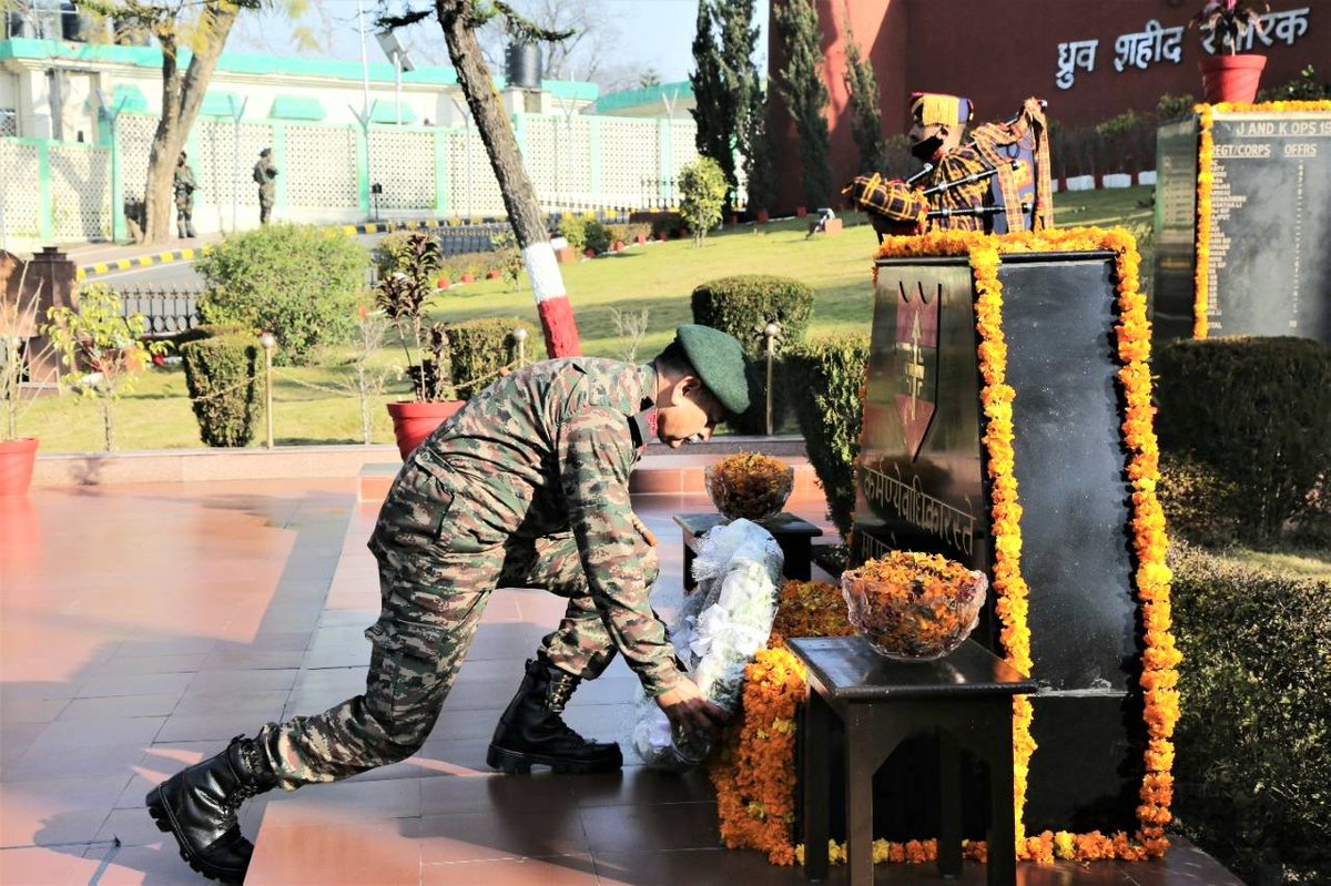 adgpi's tweet photo. Lieutenant General Upendra Dwivedi assumed the command of #NorthernCommand today. In a solemn ceremony, #ArmyCommander paid tribute to #Bravehearts at #DhruvaWarMemorial #Udhampur.

#IndianArmy
#InStrideWithTheFuture
#AmritMahotsav https://t.co/AfOzpfUVmu