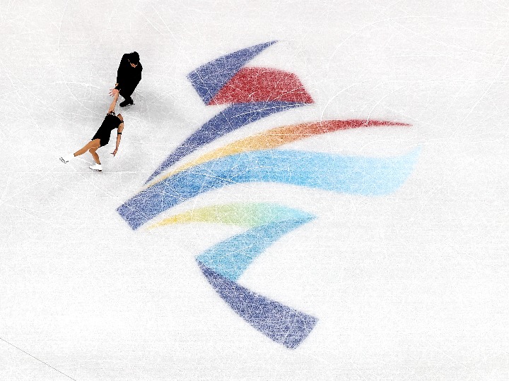 globaltimesnews's tweet photo. Highlighted by traditional Chinese-style outfits & music, two teams of Chinese pair skaters, #SuiWenjing/#HanCong, and #PengCheng/#JinYang made their debut at the #CapitalGymnasium for #Beijing2022. https://t.co/h2F76mkObm https://t.co/OFy4o0HV58