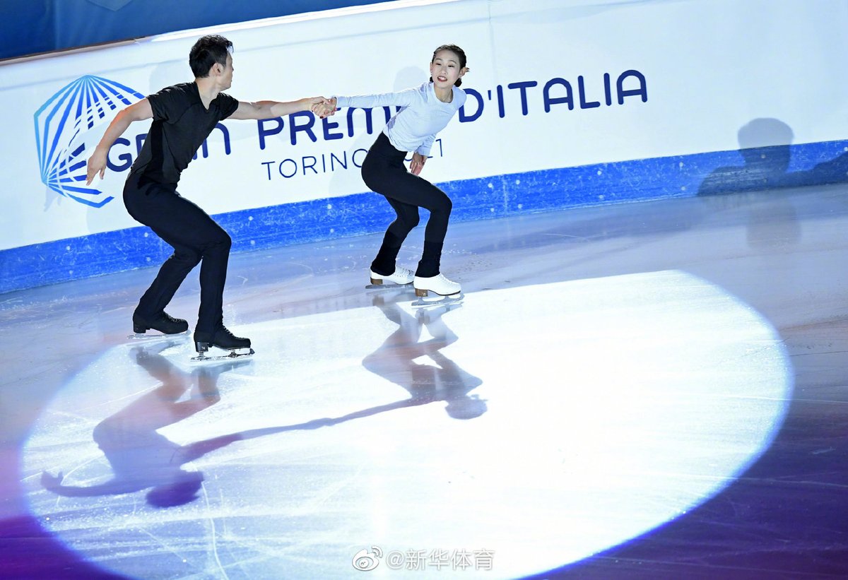 globaltimesnews's tweet photo. Highlighted by traditional Chinese-style outfits & music, two teams of Chinese pair skaters, #SuiWenjing/#HanCong, and #PengCheng/#JinYang made their debut at the #CapitalGymnasium for #Beijing2022. https://t.co/h2F76mkObm https://t.co/OFy4o0HV58