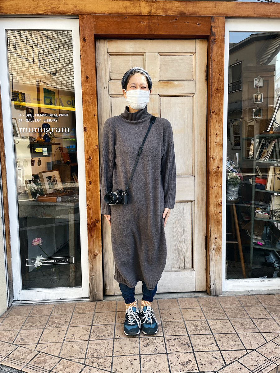 monogram_cp's tweet photo. 【今日のmonogram】「オールレザーカメラストラップ BLACK×BLACK」は、ステッチや金具すべてブラックで作られている人気のストラップ。写真は長さ調節をして一番短くした状態（左側スタッフイシゲ:155cm）と一番長くした状態（右側スタッフカネコ:160cm）です。https://t.co/Pyk9Uvd6mb（カネコ） https://t.co/S6wNyg89H4