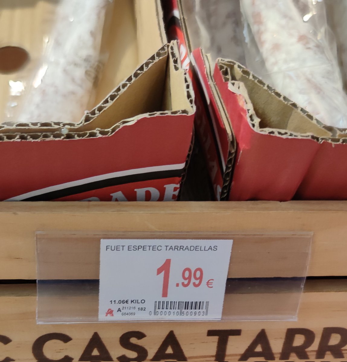 Guendi_DJ's tweet photo. De los creadores de "es que soy de letras" llega: compro un pack de dos por 4,10 en lugar de comprar dos a 1,99 cada uno. Me gustaría pensar que es por ahorrar plástico, pero descarto la idea. ¿Alguna política genial de marketing que se me escapa? https://t.co/HS2bdR6wkQ